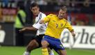 Malik Fathi (l) debütierte 2006 gegen Schweden im DFB-Team. Foto: Federico Gambarini Foto: dpa