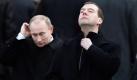 Der russische Präsident Dimitri Medwedew (rechts) und Premierminister Wladimir Putin, nachdem sie einen Kranz am Grab des Unbekannten Soldaten vor dem Moskauer Kreml abgelegt haben. Der Tag der Verteidiger des Vaterlandes, den die Russen heute begehen, ehrt die Armee des Landes und beschert den Bürgern einen arbeitsfreien Tag.  Foto: dpa