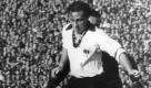 Der deutsche Stürmer Max Morlock (vorn) schirmt den Ball vor einem angreifenden Saar-Verteidiger ab (Archivbild). Die deutsche Fußballnationalmannschaft gewinnt am 11.10.1953 vor 55.000 Zuschauern im Stuttgarter Neckarstadion das erste der beiden WM-Qualifiktaionsspielen gegen das Saarland mit 3:0. Die traditionell in weißen Trikots und schwarzen Hosen antretenden Deutschen siegten vor 50 Jahren auch im Rückspiel am 28.03.1954 mit 3:1 im Saarbrücker Ludwigsparkstadion gegen die blau-weiß-rot gedressten Saarländer. Die saarländischen Fußballspieler dann alle zum WM-Endspiel 1954 nach Bern eingeladen und feierten nach dem sensationellen 3:2 Sieg der Deutschen gegen Ungarn als erste Gratulanten kräftig mit Fritz Walter & Co. vor Ort. dpa (zu dpa-Korr;: 'Vor 50 Jahren: Saarland gegen Deutschland - Fußball als Politikum' am 22.03.2004 - nur s/w)  Foto: dpa