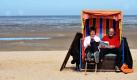 Ein Ehepaar sitzt am Strand von Cuxhaven-Döse in einem Strandkorb. Foto: dpa