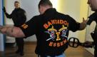 Im Landgericht in Erfurt kontrollieren Polizisten vor Beginn der Verhandlung im Bandidos-Prozess einen Zuschauer. Angeklagt sind drei Mitglieder des inzwischen aufgelösten Weimarer Ablegers des Rockervereins. Zwei der Männer sollen im Dezember 2009 ein Mitglied des damals mit ihnen verfeindeten Rockerclubs Hells Angels niedergestochen und lebensgefährlich verletzt haben. Foto: dpa