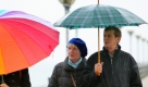 Auf der Seebrücke des Ostseebades Graal-Müritz bei Rostock sind Spaziergänger im Regen unterwegs. Im Nordosten regnet es heute fast ununterbrochen. Foto: dpa