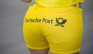 Vor dem Start zum zweiten Saisonlauf der Deutschen Tourenwagen Masters (DTM) am Sonntag (31.05.2009) auf dem EuroSpeedway Lausitz in Klettwitz steht ein Grid Girl mit einem Aufdruck «Deutsche Post» auf der knappen Hose. Foto: Patrick Pleul dpa/lbn (zu dpa 0306 vom 31.05.2009) +++(c) ZB-FUNKREGIO OST - Honorarfrei nur fuer Bezieher des ZB-Regiodienstes+++ Foto: dpa