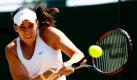 Die Französin Mario Bartoli schlägt den Ball zurück an ihren Kontrahentin Tsvetana Pironkova aus Bulgarien. Beim Wimbledon Tennis Turnier in London musste sich Bartoli am Ende jedoch mit 4:6 und 4:6 geschlagen geben. Foto: dpa