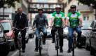 Der Verkehrsministerminister von Rheinland-Pfalz, Hendrik Hering (Zweiter von rechts), hat mit einer kleinen Fahrradtour vor dem Verkehrsministerium in Mainz die Aktion Mit dem Rad zur Arbeit gestartet. Zum sechsten Mal finden die von der AOK und dem Allgemeinen Deutschen Fahrradclub organisierten Projektwochen statt, an denen mehr als 1000 Firmen teilnehmen. Bis Ende August haben Mitarbeiter Zeit, mindestens 20 Tage den Weg zur Arbeit mit dem Fahrrad zurücklegen. Foto: dpa
