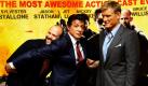 US-Schauspieler Sylvester Stallone (Mitte) drückt seinen britischen Kollegen Jason Statham (links), während sie gemeinsam mit dem schwedischen Action-Star Dolph Lundgren bei der Premiere ihres Film The Expendables in London posieren. Der Film startet am 26. August in den deutschen Kinos. Foto: ap