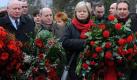 Die Spitze der Linkspartei, Oskar Lafontaine, Gregor Gysi und Gesine Lötzsch gedenken am 9. Januar Rosa Luxemburg und Karl Liebknecht auf dem Friedhof Friedrichsfelde in Berlin. Foto: dpa
