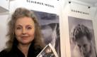 Die Schauspielerin Hanna Schygulla stellt am Donnerstag (18.11.2004) in München den bei Schirmer-Mosel herausgegeben Bildband 'Du...Augen wie Sterne' vor. In dem Band sind Portäts, Texte, Filmstills und Interviews der Schauspielerin gesammelt. Sie wurde durch ihre Zusammenarbeit mit dem Münchner Regisseur Rainer Werner Fassbinder bekannt. Foto: Frank Mächler dpa/lby Foto: dpa
