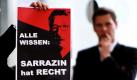 Ein Abgeordneter der rechtsextremen Partei NPD hält am 1. September im sächsischen Landtag in Dresden ein Plakat mit der Aufschrift Sarrazin hat Recht hoch. Der wegen seiner umstrittenen Äußerungen zurückgetretene Bundesbankvorstand Thilo Sarrazin bekommt unerwünschten Zuspruch von der rechtsextremen NPD. Die Berliner Polizei entfernte am Freitag an der NPD-Bundeszentrale im Stadtteil Köpenick ein Plakat mit dem Konterfei des ehemaligen Berliner Finanzsenators, wie ein Polizeisprecher bestätigte. Sarrazin erstattete laut Polizei Anzeige. Foto: ddp