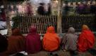 Buddhistische Mönche beten vor dem Mahabodhi Tempel in Bodh Gaya, 130 Kilometer südlich von Patna in Indien. Der Dalai Lama gibt hier bis 9. Januar Lehrunterweisungen. Foto: ap