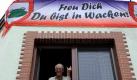 Die Wackener nehmen den Ansturm auf ihr Dörfchen nicht nur gelassen, sie heißen ihre Besucher herzlich willkommen. Und das, obwohl.... Foto: dpa