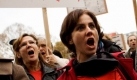 Mitarbeiter der Berliner Opernhäuser singen vor dem Roten Rathaus in Berlin bei einer Protestaktion gegen die Abkopplung ihrer Gehälter vom Tarif des öffentlichen Dienstes.  Foto: ddp