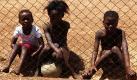 Während die Vorbereitungen für die Fußball-Weltmeisterschaft in Südafrika auf Hochtouren laufen, machen sich die Organisatoren vor allem Sorgen um die Sicherheit der Gäste. Aber Südafrika beschäftigt noch ein anderes großes Problem: Mehr als 40 Prozent der Menschen lebt unter der Armutsgrenze. Foto: ap