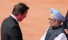 British Prime Minister David Cameron (L) speaks with Indian Prime Minister Manmohan Singh during his welcoming ceremony at the Indian president's house in New Delhi, India 29 July 2010. Cameron arrived on a two-day maiden visit to India and is scheduled to meet Indian Prime Minister Manmohan Singh to discuss a range of bilateral, regional and global issues that will revolve around enhanced economic ties and expanded collaboration in education and high technologies, including in the area of civil nuclear energy. EPA/HARISH TYAGI +++(c) dpa - Bildfunk+++

 Foto: dpa