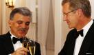 Im Schloss Bellevue lud Bundespräsident Christian Wulff zum Staatsbankett zu Ehren des türkischen Ministerpräsidenten Abdullah Gül. Dieser befindet sich auf einem viertägigen Staatsbesuch in Deutschland. Heute wird Gül unter anderem das Zentrum für Interkulturelle Studien in Osnabrück besuchen. Foto: dapd