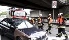 Feuerwehrmänner sichern am Sonntag eine Unfallstelle ab, an der sich auf der Höhe Ausfahrt Kurfürstendamm in Berlin - Charlottenburg ein Pkw aus bislang ungeklärten Gründen überschlagen hatte. Nach Angaben der Polizei wurde eine Person schwerverletzt.
 Foto: ddp