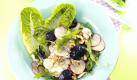 Champignon-Radieschen-Salat (4 Portionen): 30 g Walnüsse grob hacken, in einer kleinen, beschichteten Pfanne kurz rösten. 500 g Champignons säubern, putzen und in Scheiben schneiden. 1 Bund Radieschen putzen, abspülen und in Scheiben schneiden. 4 EL Essig mit 4 TL scharfem Senf, 3 TL flüssigem Honig und 2 EL Olivenöl verrühren. Mit Salz, Pfeffer und etwas abgeriebener Bio-Orangenschale abschmecken. Champignons und Radieschen zugeben und mischen. 200 g getrocknete kalifornische Pflaumen halbieren oder vierteln. Eine kleine Handvoll Rauke verlesen, abbrausen und trocken schütteln. Pflaumen, Walnüsse und Rauke zu den Champignons geben, kurz untermischen. Salat nach Belieben auf den Salatblättern anrichten. Foto: Kalifornische Trockenpflaumen