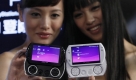Eine neue Generation der Playstation Portable (PSP) stellte Sony heute in Hong Kong vor. In Japan wird das neue Modell ab 1. Oktober in den Läden stehen. Foto: ap