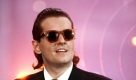 ARCHIV - Der österreichische Popstar Falco während eines Auftritts (Archivfoto vom 05.11.1988). «Muss ich denn sterben um zu leben» singt der österreichische Pop-Star Falco in der kurz vor seinem jähen Tod produzierten Single «Out of the Dark». Zehn Jahre nach dem tragischen Unfall am 6. Februar 1998 hat es der Sänger mit dem richtigen Namen Johann Hölzl in den österreichischen Musikhimmel geschafft und gilt als unsterblicher Mythos. Über seinen Nachlass wird erneut gestritten, eine nicht leibliche Tochter will ihn wieder als ihren Vater sehen und ein Film wie zahlreiche Neuerscheinungen stilisieren ihn zur alpenländischen Musikikone. Foto: Jörg Schmitt (zu Korr: '10. Todestag von Falco - Ikonen-Hype und Nachlass-Streitereien' vom 31.01.2008) +++(c) dpa - Bildfunk+++ Foto: dpa