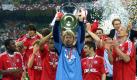 Bayern Munich goalkeeper Oliver Kahn (C) raises the cup after his team won the UEFA Champions League final in Milan on Wednesday, 23 May 2001. Bayern Munich were crowned champions after beating Spanish team FC Valencia 5-4 on penalties. 
 Foto: dpa