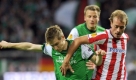 In der ersten Hälfte standen die Stürmer im Vordergrund. Der Bremer Marko Marin (l) bereitete das 2:0 mit Übersicht und einem stark angesetzten Lupfer über die Abwehr vor. Marin ging aber auch in die Zweikämpfe: Mit Francisco Yeste kämpft er hier um den Ball. Foto: dpa