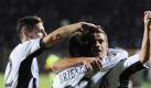 Sienas Emanuele Calaio (r) feiert mit Mattia Destro (l) und Franco Brienza das 3:0 gegen Lazio. Foto: Carlo Ferraro Foto: dpa