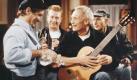 Fährmann hol' röver (Erstausstrahlung am 11. April 1991) mit Freddy Quinn in einer Episodenhauptrolle. Richard Block (Arthur Brauss, 2.v.r.) hat dienstfrei. Auf der Insel Neuwerk lernt er Leuchtturmwärter Hannes (Freddy Quinn, l.), Axel (Martin Semmelrogge, 2.v.l.) und Ralf (Peter Wicke, r.) kennen. Foto: ARD