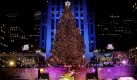 The Rockefeller Center christmas tree stands lighted in front of the General Electric Building at New York's Rockefeller Plaza during the 73nd Annual Christmas Tree Lighting Ceremony Wednesday, 30 November 2005, in New York City. EPA/JUSTIN LANE +++(c) dpa - Bildfunk+++ 
 Foto: dpa