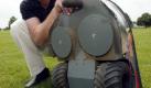 Joachim Müller von der Uni Hohnheim präsentiert am Freitag (15.07.2005) einen Feld-Roboter. Der kleine Pflanzenschutzroboter soll bei der Fußball-WM 2006 Schäden am Boden erkennen. Beim Stuttgarter Daimler-Stadion ist schon angefragt, ob vor dem geplanten WM-Achtelfinale ein Roboter aufs Feld darf, um den Rasen auf Haxenbrecher zu prüfen. Und falls das nicht klappt, hat Müller für seine Blechfreunde schon vorgesorgt: Im Juni 2006 sollen deutsche, holländische und japanische Maschinen in Hohenheim auf einem Feldroboter-Wettkampf gegeneinander antreten. 
 Foto: dpa