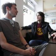 Tobias und Christiane im schwul-lesbischen Jugendzentrum Kuss41, dem ersten Jugendzentrum für Homosexuelle in Hessen.