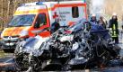 Feuerwehrleute stehen zwischen Babenhausen und Aschaffenburg an der B 26 in Südhessen hinter einem völlig zertrümmerten Pkw. Zustande kam der Unfall, weil ein Autofahrer bei einem Überholmanöver mit einem entgegenkommenden Fahrzeug zusammen stieß. Dabei kam der Fahrer des überholdenden Fahrzeugs ums Leben. Foto: dpa