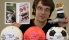 Der Sammler Rene Sopp zeigt am Dienstagabend (06.12.2005) in der Fußball-Ausstellung 'Deutschland und seine Weltmeister' im Neuen Rathaus in Leipzig Fußbälle von der Weltmeisterschaft 1974 in München (Polen-Brasilien, Trainingsball und Ball aus dem Enspiel BRD-DDR, l-r), ein Programmheft und eine Sparbüchse mit den Maskottchen Tip und Tap. Gemeinsam mit dem Deutschen Fußballmuseum zeigt die Stadt Leipzig Exponate wie Fotos von Spielszenen, Programmhefte, Zeitungs- und Fanartikel sowie Reliquien wie Krawatten, Speisekarten und Fußbälle von den drei Weltmeisterschaften 1954, 1974 und 1990. Foto: Waltraud Grubitzsch dpa/lsn +++(c) dpa - Bildfunk+++ Foto: dpa