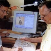Johannes Gottfried Mayer (rechts) und Ralf Windhaber von der Forschergruppe Klostermedizin entschlüsseln und katalogisieren mit Hilfe von Computern alte Handschriften, um die Erkenntnisse der alten Mönche für die moderne Medizin nutzbar zu machen.