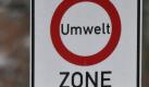 ARCHIV: Ein Schild mit der Aufschrift Umweltzone und ein zweites mit stilisierten Umweltplaketten haengen in Bonn neben einer Fahrbahn an einem Laternenmast (Foto vom 01.01.10). Autofahrer in Nordrhein-Westfalen muessen sich im kommenden Jahr auf weitere Einschraenkungen in den staedtischen Umweltzonen einstellen. Im Krefelder Stadtgebiet wird ab 1. Januar 2011 ein entsprechendes Gebiet eingerichtet - mit verschaerften Bedingungen. Nach Angaben der Stadtverwaltung gelten fuer Kraftfahrzeuge ohne oder mit roter Plakette Fahrverbote. Lediglich mit gelben und gruenen Feinstaubplaketten darf kuenftig in der Umweltzone gefahren werden. (zu dapd-Text) Foto: Henning Kaiser/ddp/dapd Foto: ddp