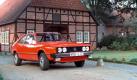 Deutsche Postkartenidylle aus den 1970er Jahren: Ein früher Einser Scirocco mit Chromstoßstange vor einem norddeutschen Reiterhof. Foto: VW