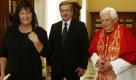 Papst Benedikt XVI. trifft sich im Vatikan mit Polens Präsident Bronislaw Komorowski und dessen Frau Anna. Komorowski will am Sonntag einer Heiligsprechungszeremonie auf dem Petersplatz beiwohnen. Foto: ap
