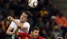 Spain's Xabi Alonso, right, vies for the ball with Portugal's Tiago during the World Cup round of 16 soccer match between Spain and Portugal at the Green Point stadium in Cape Town, South Africa, Tuesday, June 29, 2010. (AP Photo/Ivan Sekretarev) Foto: ap
