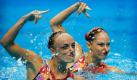 Die Kanadierinnen Marie-Pier Boudreau-Gagnon (links) und Chloe Isaac, die ihre Kür im Synchronschwimmen bei den Commonwealth Games in Neu Delhi vorführen, sind Anwärter auf die Goldmedaille. Vor vier Jahren konnte Boudreau-Gagnon die Auszeichnung einheimsen.  Foto: dapd