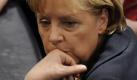 Ein Gesicht, das Bände spricht: Kanzlerin Merkel wartet im zweiten Wahlgang auf ihren Aufruf zur Stimmabgabe. Foto: ddp