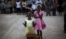 Die beidenSchwester Smeralda (12, kniend) und Serena (11) beten während eines Gottesdienstes in der Nähe der Trümmer der Kathedrale Notre Dame in Port-au-Prince.Das Gotteshaus war bei dem Erdbeben auf Haiti im Januar 2010 zerstört worden, bei dem 300.000 Menschen ums Leben kamen. Foto: ap