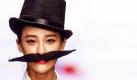 Perfekte Tarnung: Ein Model präsentiert bei der 'China Fashion Week' in Peking ein für junge Frauen eher ungewöhnliches Outfit. Foto: Diego Azubel Foto: dpa