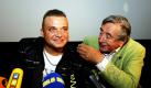 DSDS-Zweitplatzierter Menowin Fröhlich (l) posiert am Montag (10.05.2010) im Einkaufszentrum 'Lugner City' in Wien neben Baulöwe Richard «Mörtel» Lugner. Bei seiner anschließenden Autogrammstunde kam es zu Chaos und Tumulten. Rund 2500 größtenteils weibliche und lautstark kreischende Fans hätten immer weiter in Richtung Bühne gedrängt und dabei auch ihre Ellenbogen eingesetzt, berichteten österreichische Medien am Dienstag (11.05.). In dem Getümmel habe es acht Leichtverletzte gegeben, die sich vor allem Schürfwunden zuzogen, hieß es. Foto: HERBERT PFARRHOFER +++(c) dpa - Bildfunk+++ Foto: dpa