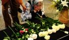 Verzweiflung über die Tat ein Jahr danach: In-Am Sayad Mahmoud vom Dresdner Ausländerrat kniet im Landgericht in Dresden zur Enthüllung der Gedenktafel für die vor einem Jahr an diesem Ort ermordete 31-jährige Ägypterin Marwa El-Sherbini vor der errichteten Gedenktafel. Der Ausländerrat Dresden lädt alle Dresdner ein, vor dem Rathaus an das brutal beendete Leben einer jungen Frau und an die Zerstörung einer hier lebenden ägyptischen Familie zu denken, sagte der Vorsitzende Sebastian Vogel. Foto: ddp
