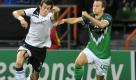 Indisponiert: Philipp Bargfrede (r) liefert sich einen Wettlauf um den Ball mit Tottenhams Gareth Bale. Der Bremer wurde nach der Pause ausgewechselt. Foto: dpa