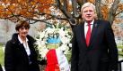 Der hessische Ministerpräsident Volker Bouffier (CDU) und seine Frau Ursula legten gestern am Ground Zero-Memorial einen Kranz zum Gedenken an die Opfer der Anschläge vom 11. September 2001 nieder. Bouffier befindet sich derzeit auf einer Delegationsreise in New York. Foto: dapd