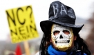 Ein Student mit Totenkopfmaske nimmt in Kassel an einer Demonstration für bessere Studienbedingungen teil. Ungefähr 600 Studierende zogen vom Rathaus zu der Zentrale des CDU-Kreisverbandes und machten ihrem Unmut über die Bildungspolitik Luft. Foto: dpa