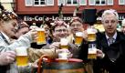 Der Erste Bürgermeister von Freiburg, Otto Neideck (r), stößt mit Mitgliedern der Freiburger Narrenzunft 'Fasnetrufer' am Dienstag (11.11.2008) vor dem Rathaus in Freiburg mit frisch gezapftem Bier an. Traditionell am 11.11. um 11 Uhr 11 eröffnen die 'Fasnetrufer' mit einem Fassanstich die närrische Saison. Sie tragen bei der Zeremonie die für die Narrenzunft charakteristische Zunftkappe mit hochstehendem Katzenschwanz. Die Narren in Baden-Württemberg starteten am Dienstag in ihre «fünfte Jahreszeit». Foto: Rolf Haid dpa/lsw +++(c) dpa - Bildfunk+++  Foto: dpa