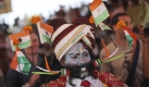 Ein indischer Teilnehmer des Wettbewerbes um den längsten Bart zeigt sein Prachtexemplar, das mit indischen Flaggen geschmückt ist. Der Wettbewerb in Rajasthan, Indien, hat eine lange Tradition und lockt Tausende Schaulustige an. Foto: ap