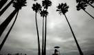 Ein Rettungsschwimmer beobachtet die Wolken am Himmel über dem Strand von San Diego im US-Bundesstaat Kalifornien.  Foto: ap