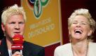 Stefan Effenberg und Ehefrau Claudia stehen am Donnerstag (08.12.2005) in Leipzig gut gelaunt auf einer Pressekonferenz des Münchner Pay-TV-Anbieters Premiere. Effenberg soll als Experte seine Kommentare zum WM-Geschehen abgeben, während seine Frau über das bunte Drumherum berichten soll. Premiere überträgt alle 64 WM-Spiele live und berichtet täglich vom deutschen Team. Foto: Michael Hanschke dpa/lsn +++(c) dpa - Bildfunk+++ Foto: dpa